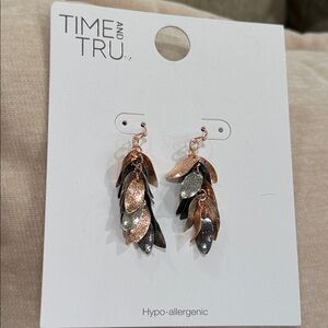 Time and Tru Women's Elegant Metal Gold and Black Leaf Earrings